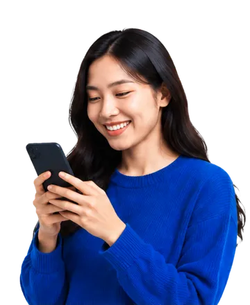 Wanita tersenyum ketika melihat daftar promo terbaru di ponselnya.